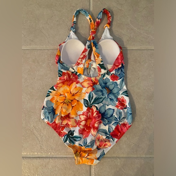NWOT Floral Knot One Piece Swimsuit - Size Medium - Picture 8 of 12